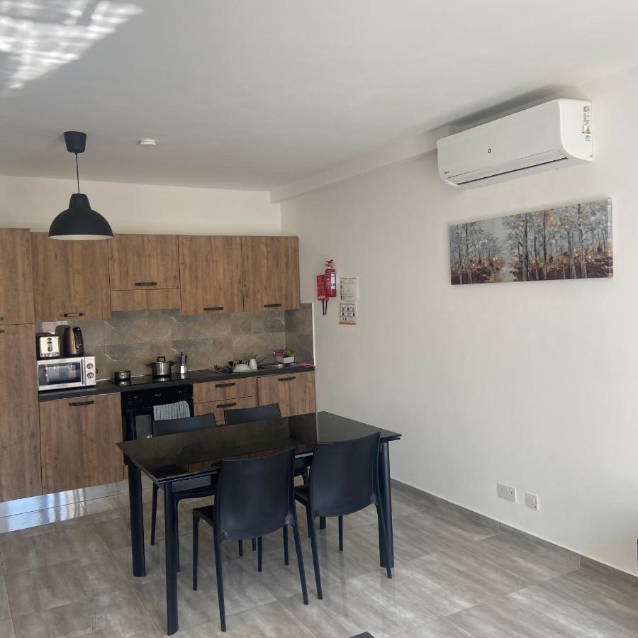 F10 Room 1, Private Double Room With Private Bathroom In Shared Flat Мсида Екстериор снимка